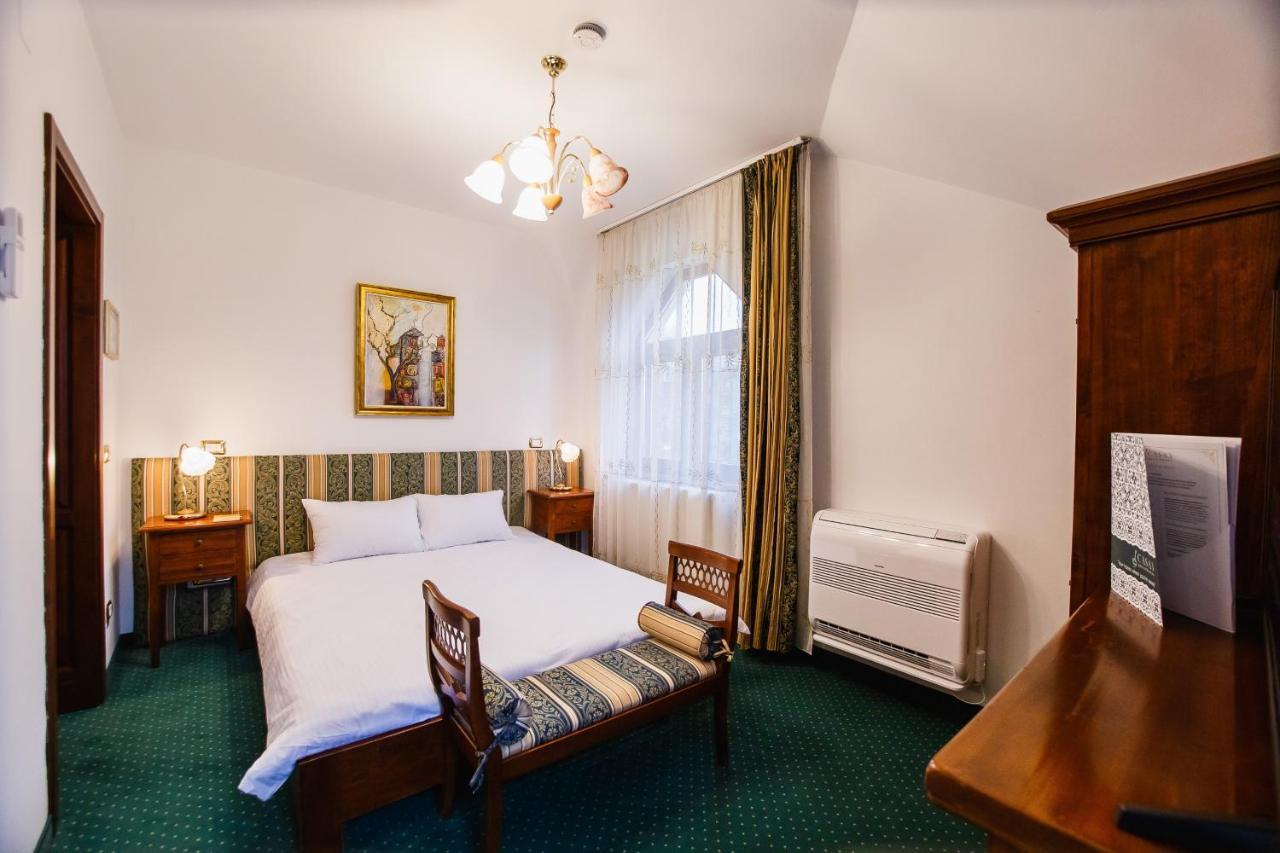 Casa 3 Guesthouse Орадя Экстерьер фото
