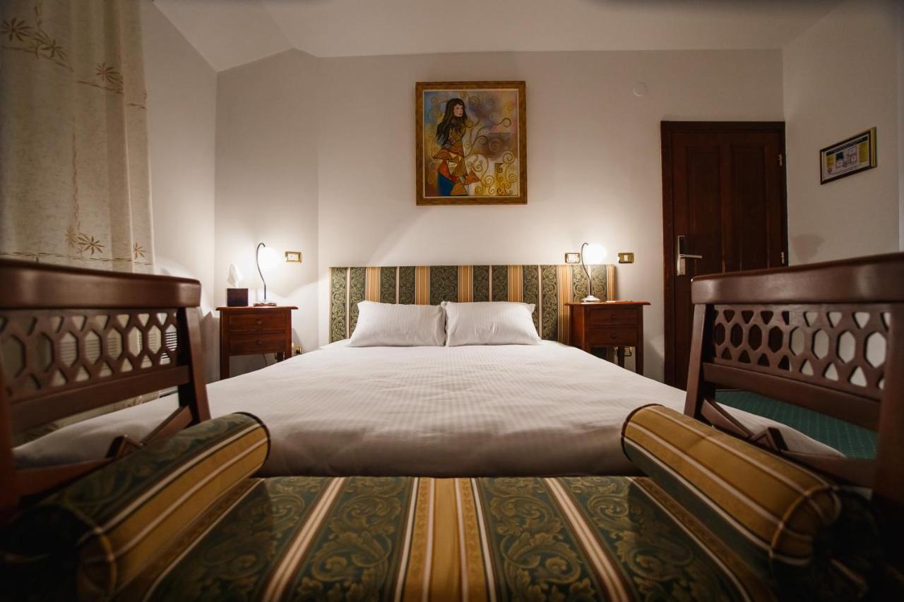 Casa 3 Guesthouse Орадя Экстерьер фото