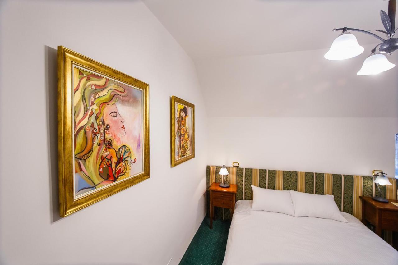 Casa 3 Guesthouse Орадя Экстерьер фото